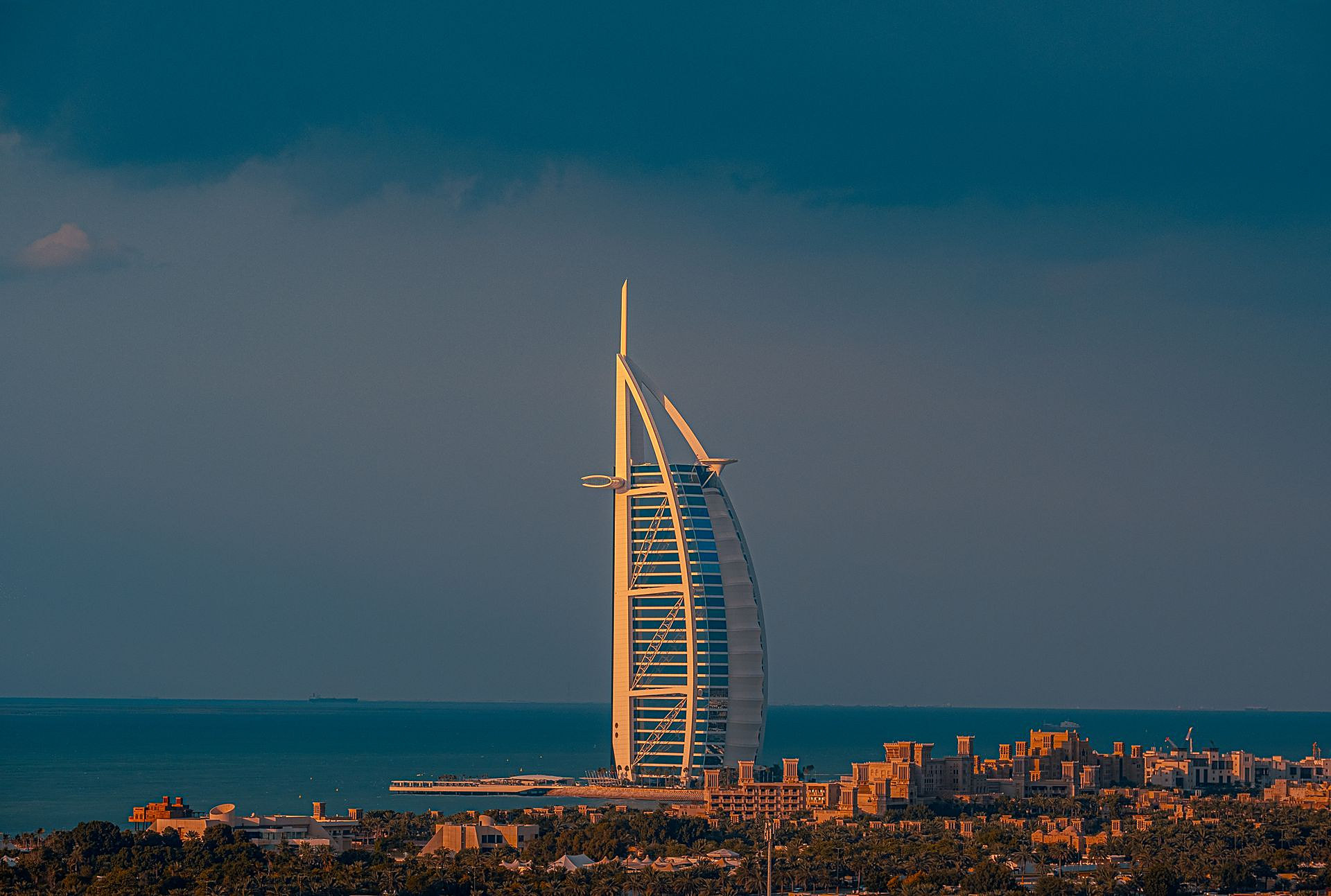 El Burj Al Arab en la hora dorada, Dubái